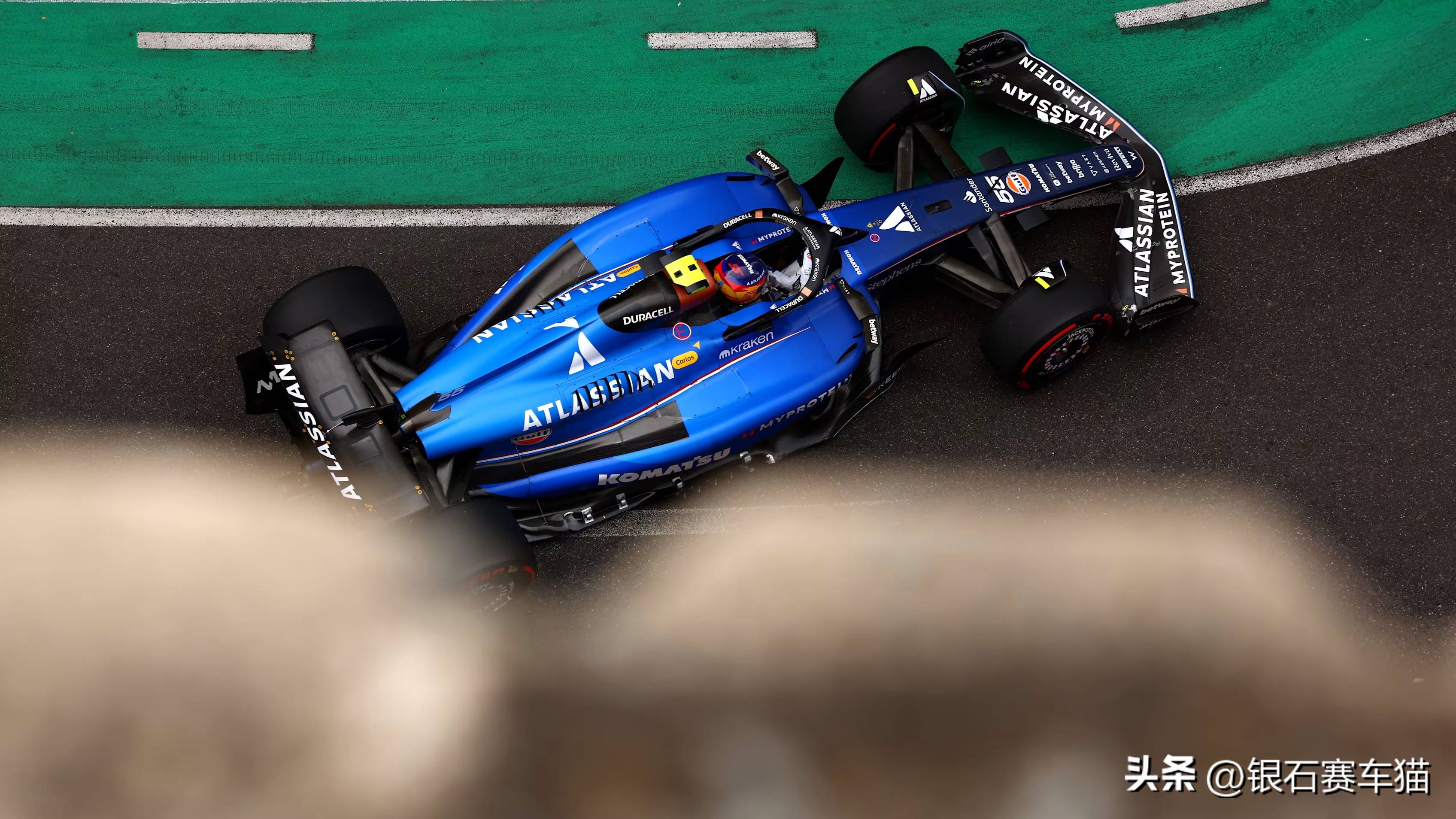 开云体育-梅赛德斯力克阿斯顿马丁，塞恩斯点燃赛场