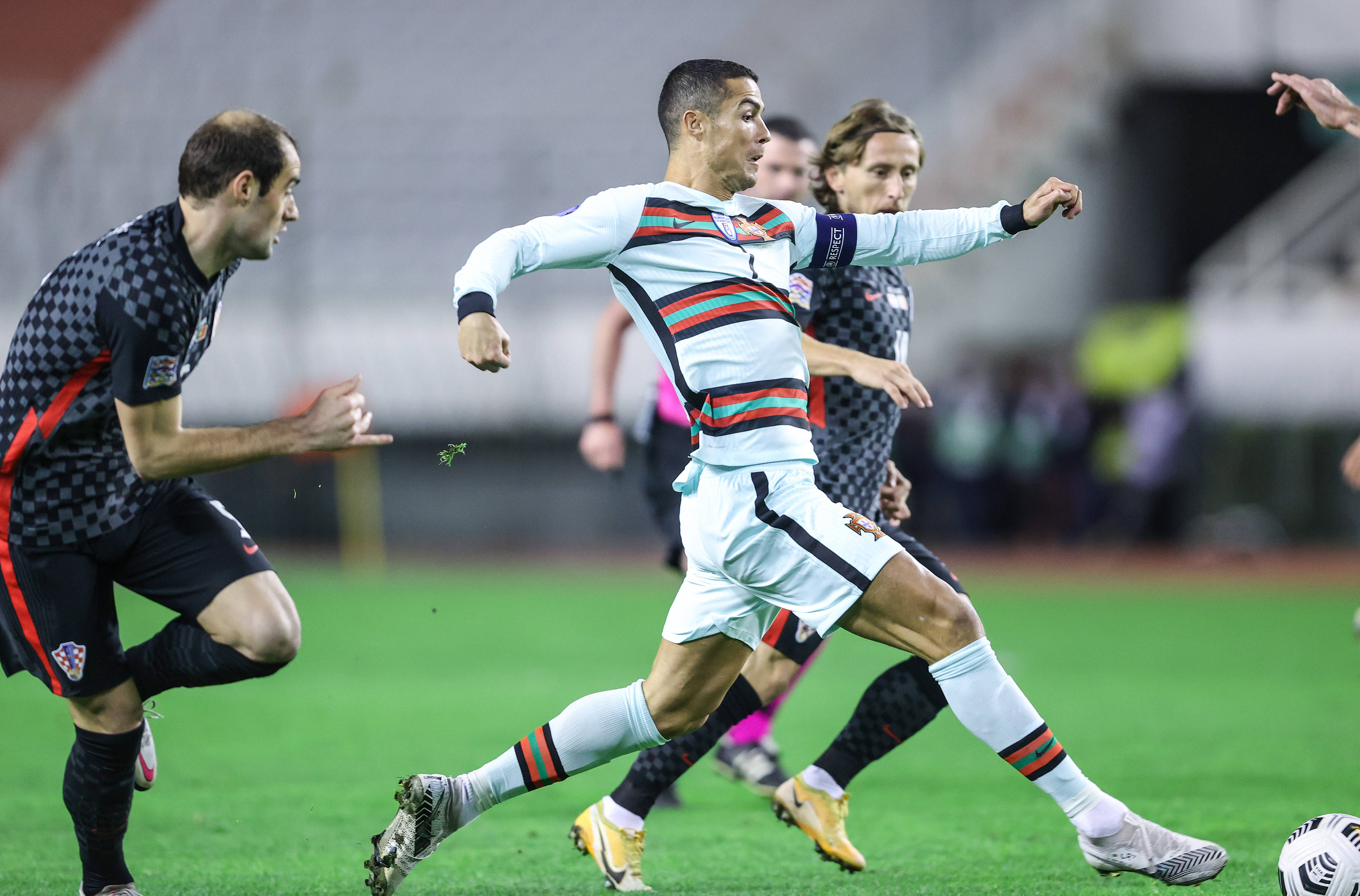 韩国队轻取葡萄牙队，奥恰洛夫统治全场