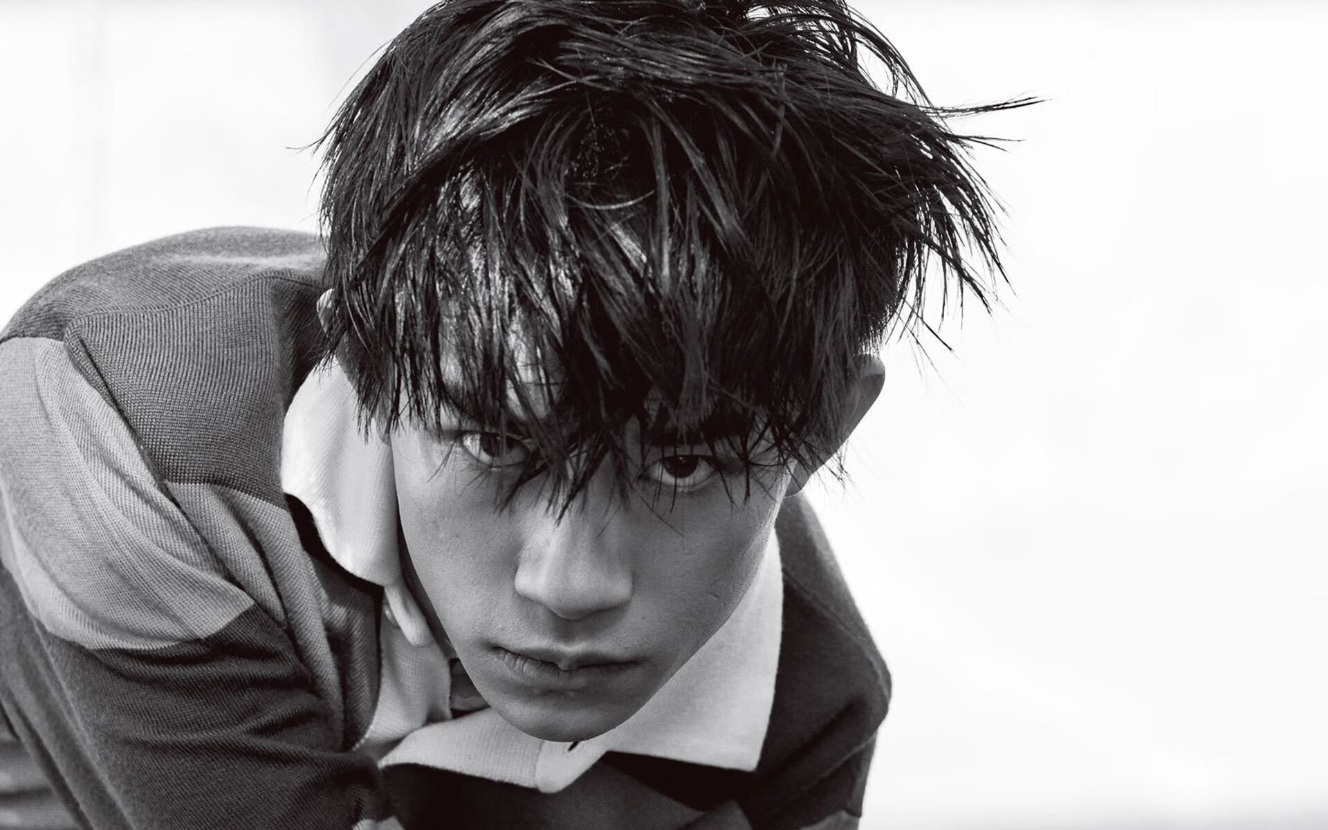 马赛曲在引擎咆哮中响起,迪巴拉用足球智慧接管F1街道赛