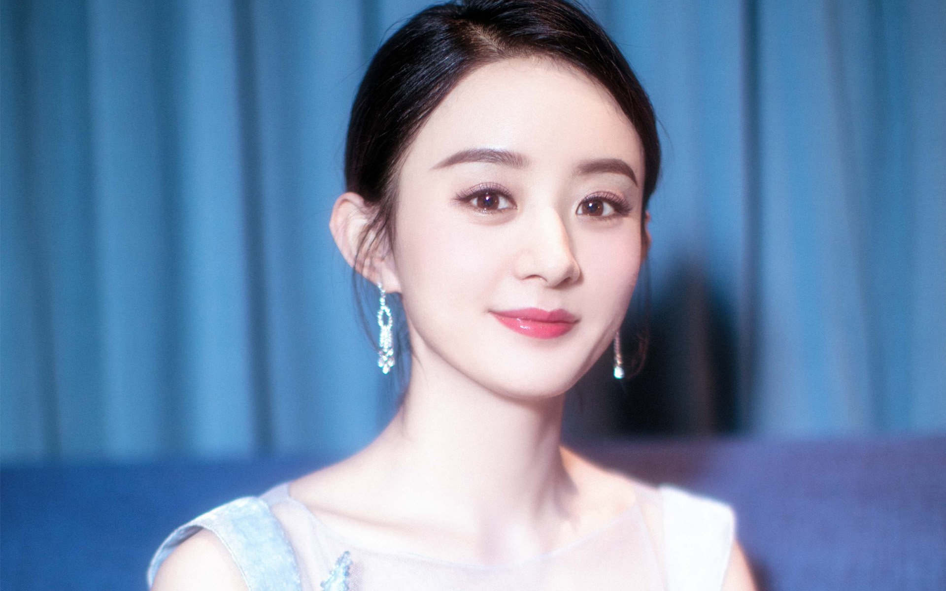 窗口与赛场，梅西的午后与丹麦的午夜