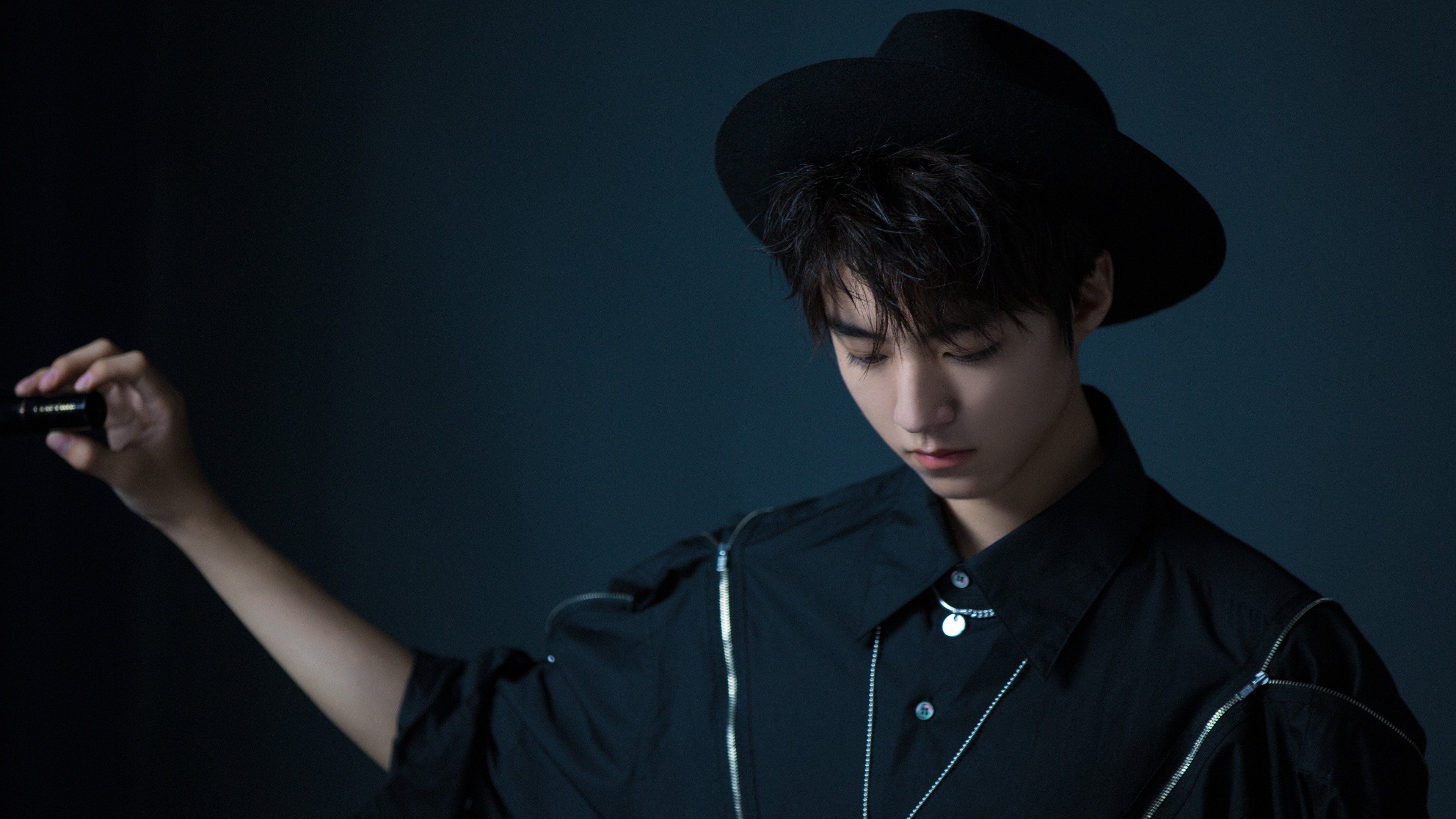 双重焦点，F1赛季揭幕战的急速与非洲足球的狂野激情